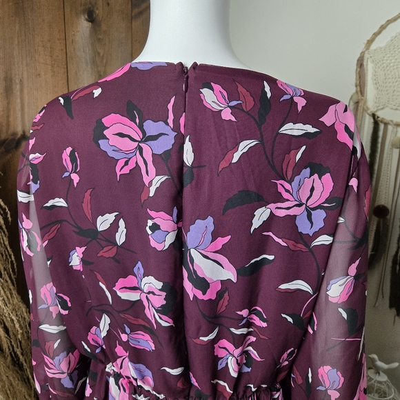 Lane Bryant Floral V-neck Peplum Blouse - Picture 8 of 15